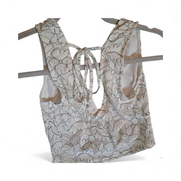 Superdown Lacey Crop Top - Picture 3 of 5